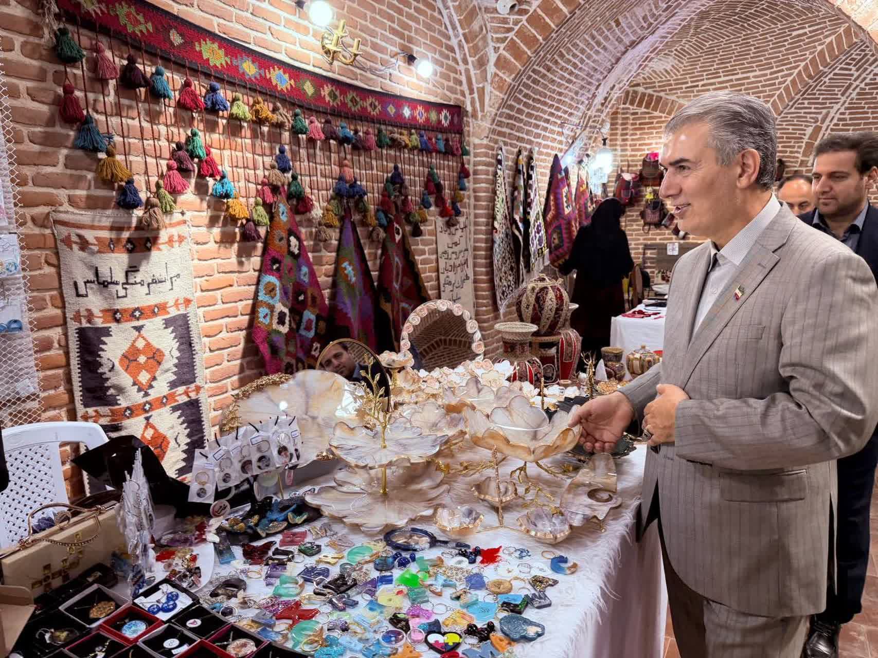 فرماندار شهرستان سلماس از نمایشگاه آثار صنایع‌دستی بانوان این شهرستان بازدید کرد.