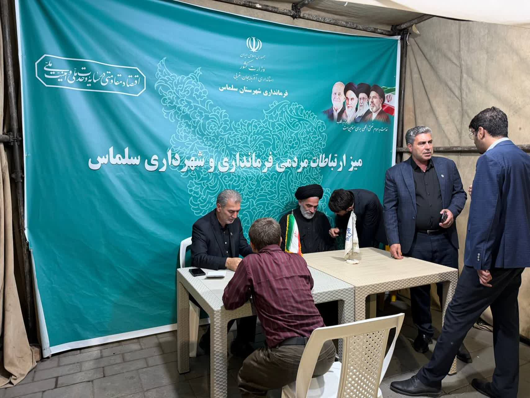 💢 یک صدو چهاردهمین شب مقاومت و ایستادگی مردم ایران 🔹برپایی پنجاه و نهمین روز میز ارتباطات مردمی دولت وفاق ملی 🔸با حضور علی علائی فرماندار شهرستان سلماس 🔸هر شب ساعت ٢١:٣٠ خیابان امام روبروی ب