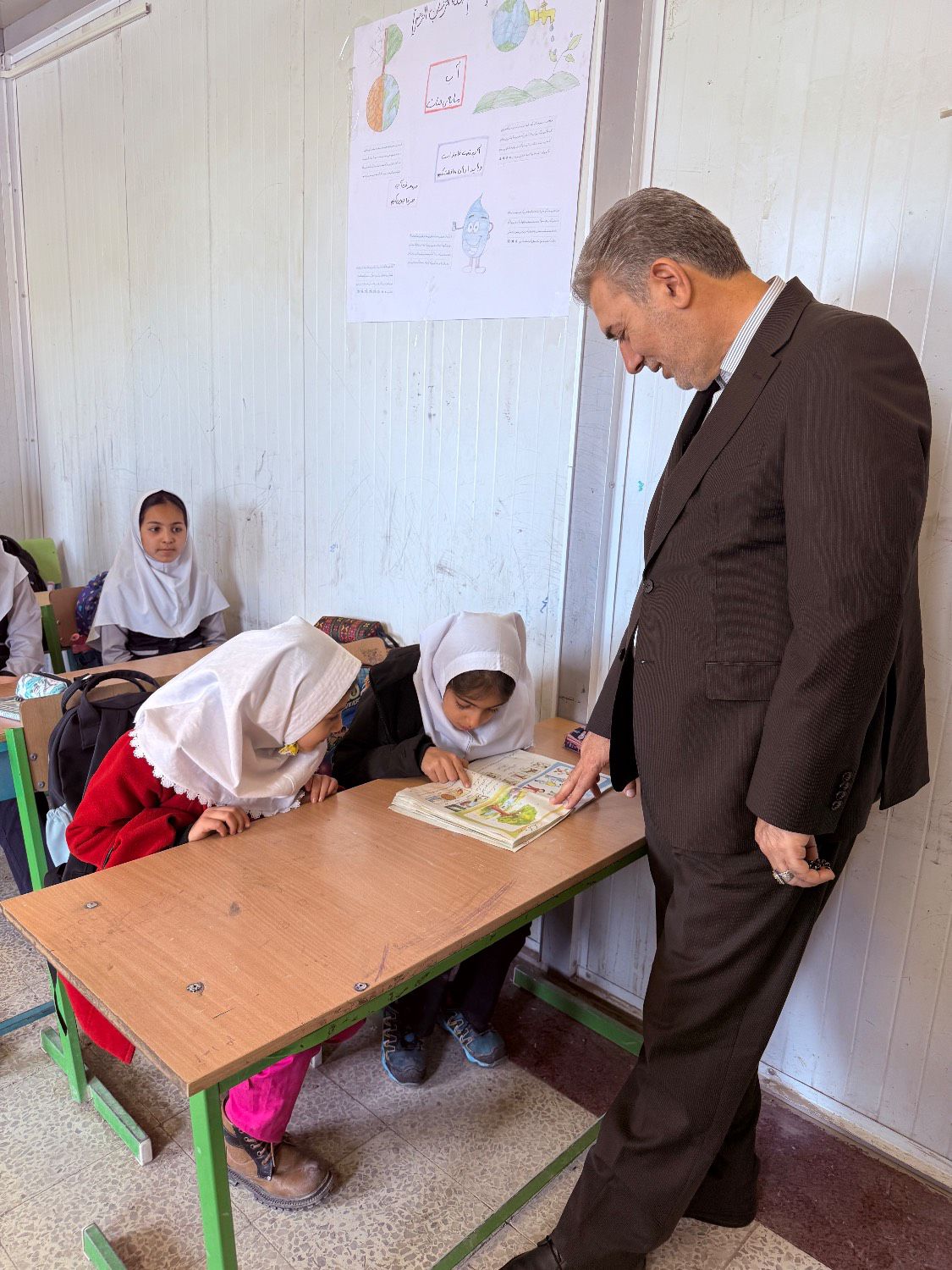 بازدید فرماندار سلماس از مدرسه روستای زولا بهیک