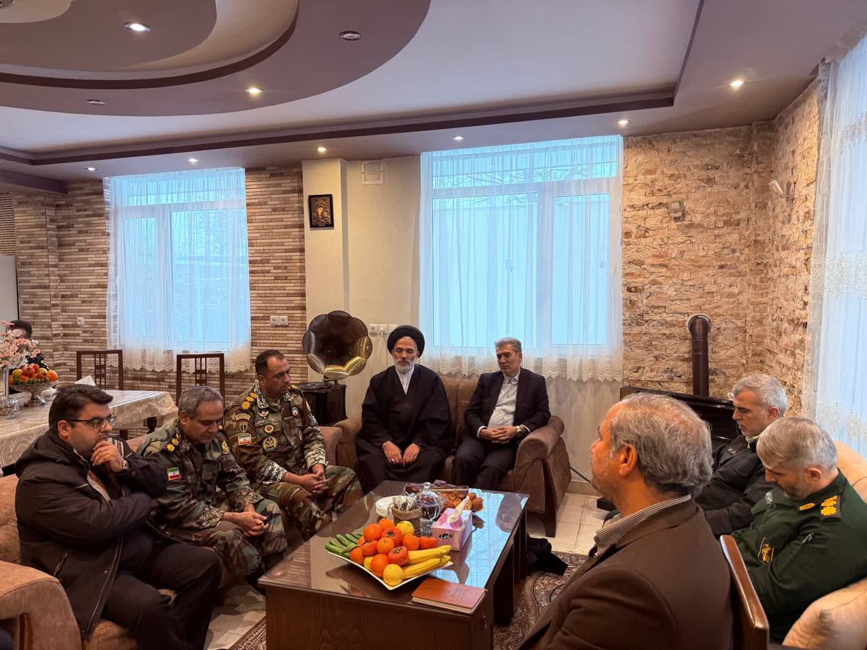 دیدار فرماندار شهرستان سلماس با خانواده جانباز سرافراز مسیحی در آستانه سال نو میلادی