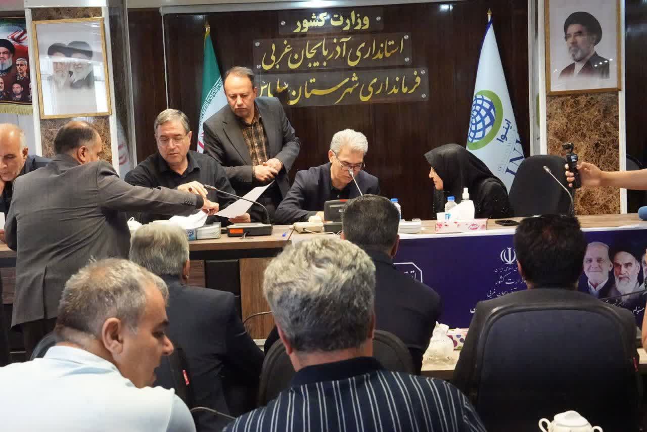 میز ارتباطات مردمی فرمانداری شهرستان سلماس با حضور استاندار آذربایجان غربی 🔹بهمنظور رسیدگی مستقیم به مطالبات مردمی میز ارتباطات مردمی رضا رحمانی استاندار آذربایجان غربی و علی علائی فرماندار شهرستا