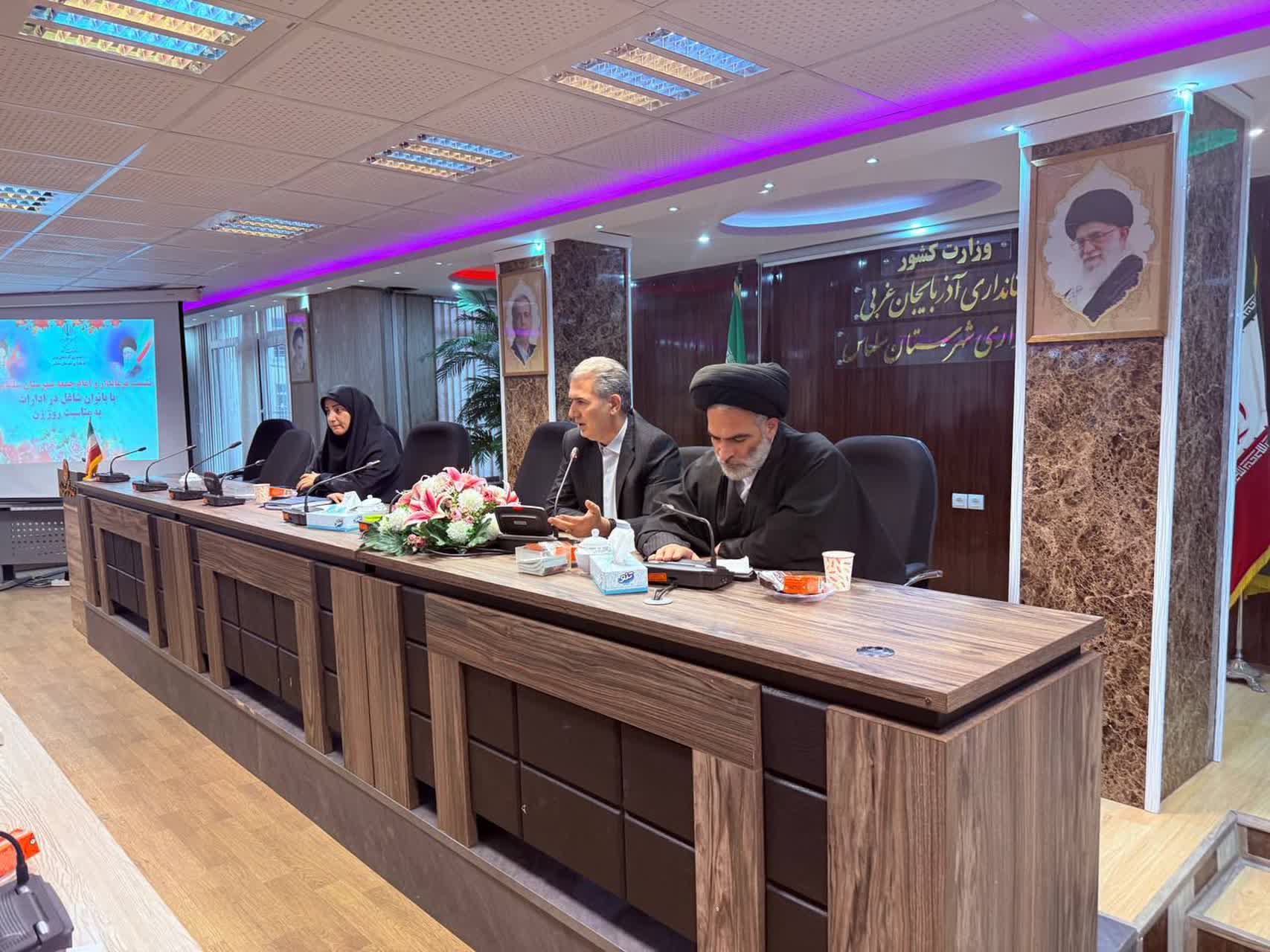 نشست فرماندار و امام جمعه سلماس با بانوان شاغل به مناسبت میلاد حضرت فاطمه زهرا(س)