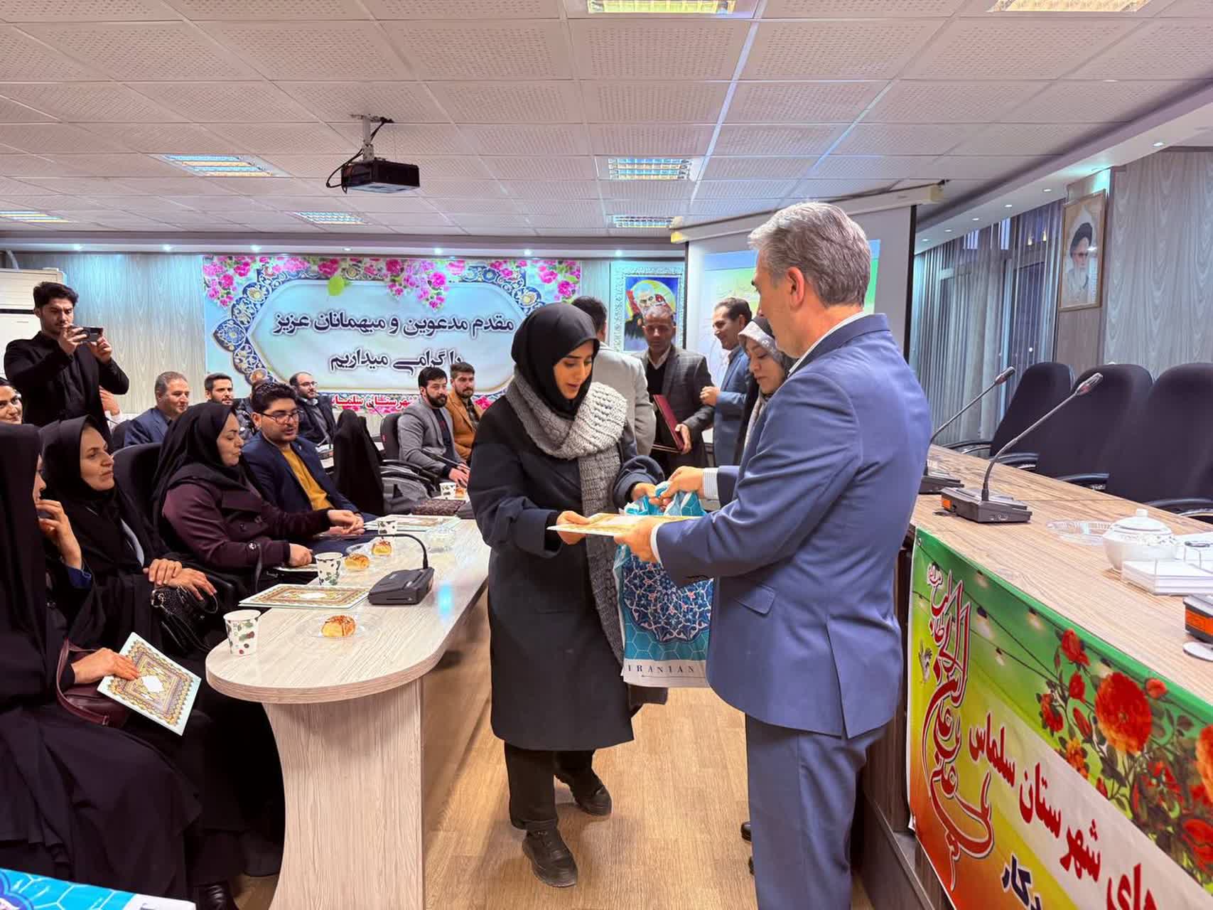 آیین تجلیل از مددکاران اجتماعی شاغل در ادارات شهرستان سلماس با حضور فرماندار و رئیس اداره بهزیستی شهرستان، در سالن جلسات شهید سالمی فرمانداری برگزار شد.