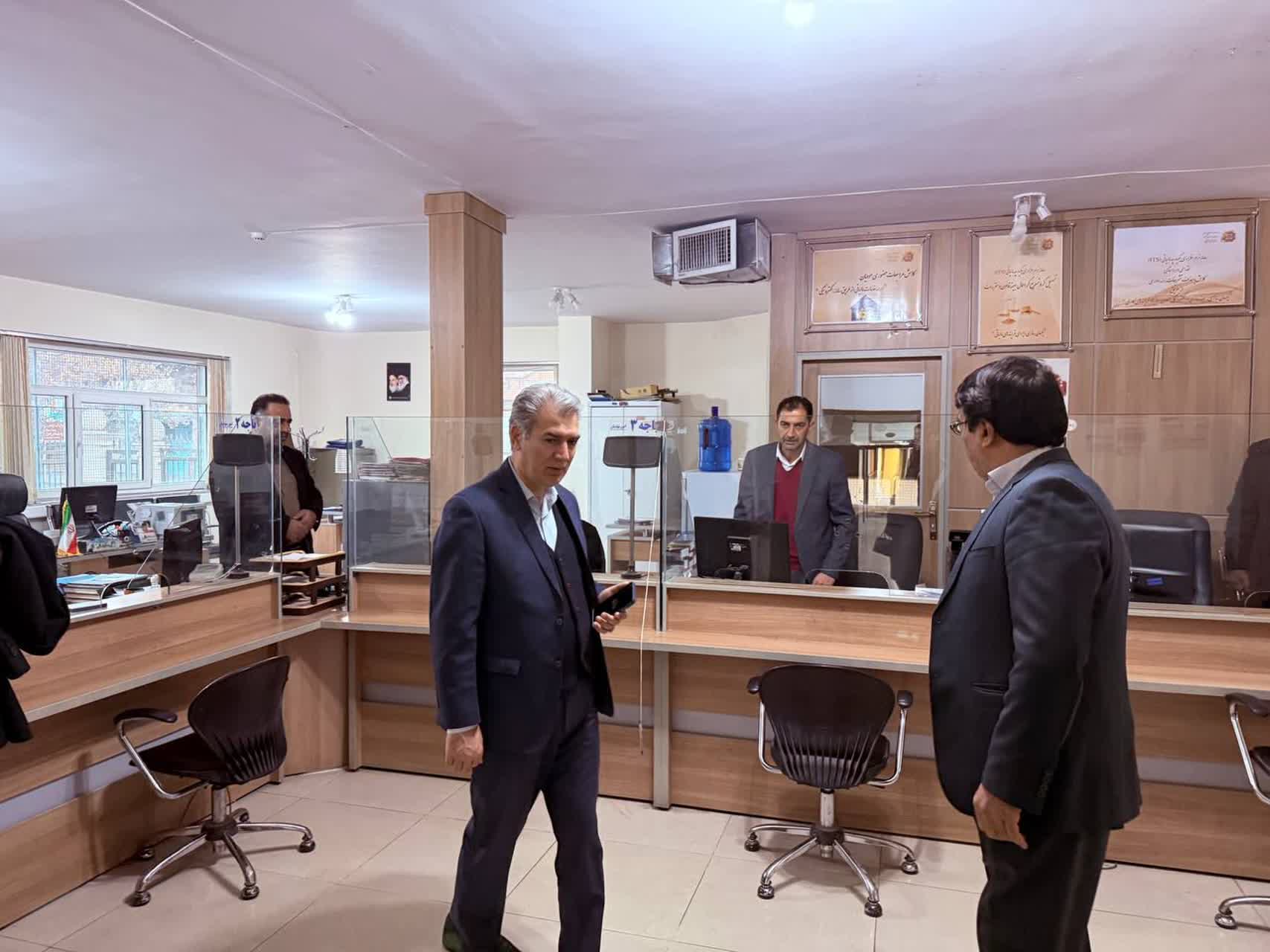 بازدید سرزده فرماندار شهرستان سلماس از اداره امور مالیاتی