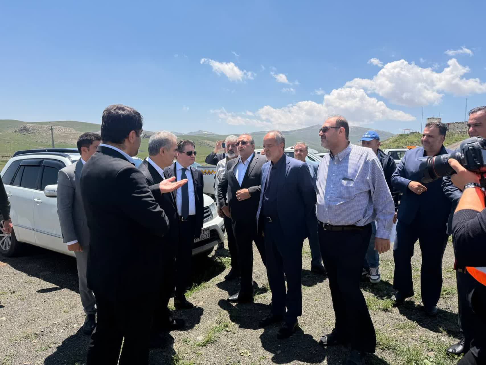 🔹هیئتهای دیپلماتیک جمهوری اسلامی ایران و جمهوری ترکیه با حضور جمعی از مسئولان دو کشور از روند اجرای زیرساختهای پایانه مرزی کوزهرش سلماس و پایانه گلینجک وان بازدید کردند.
