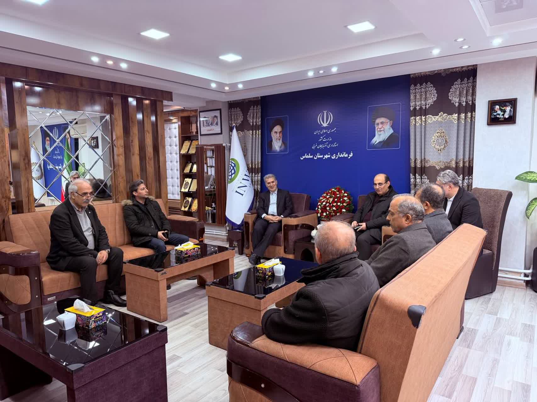 اعضای نظام پزشکی شهرستان سلماس با فرماندار این شهرستان دیدار و درباره مسائل و چالش‌های حوزه سلامت و درمان گفت‌وگو کردند.