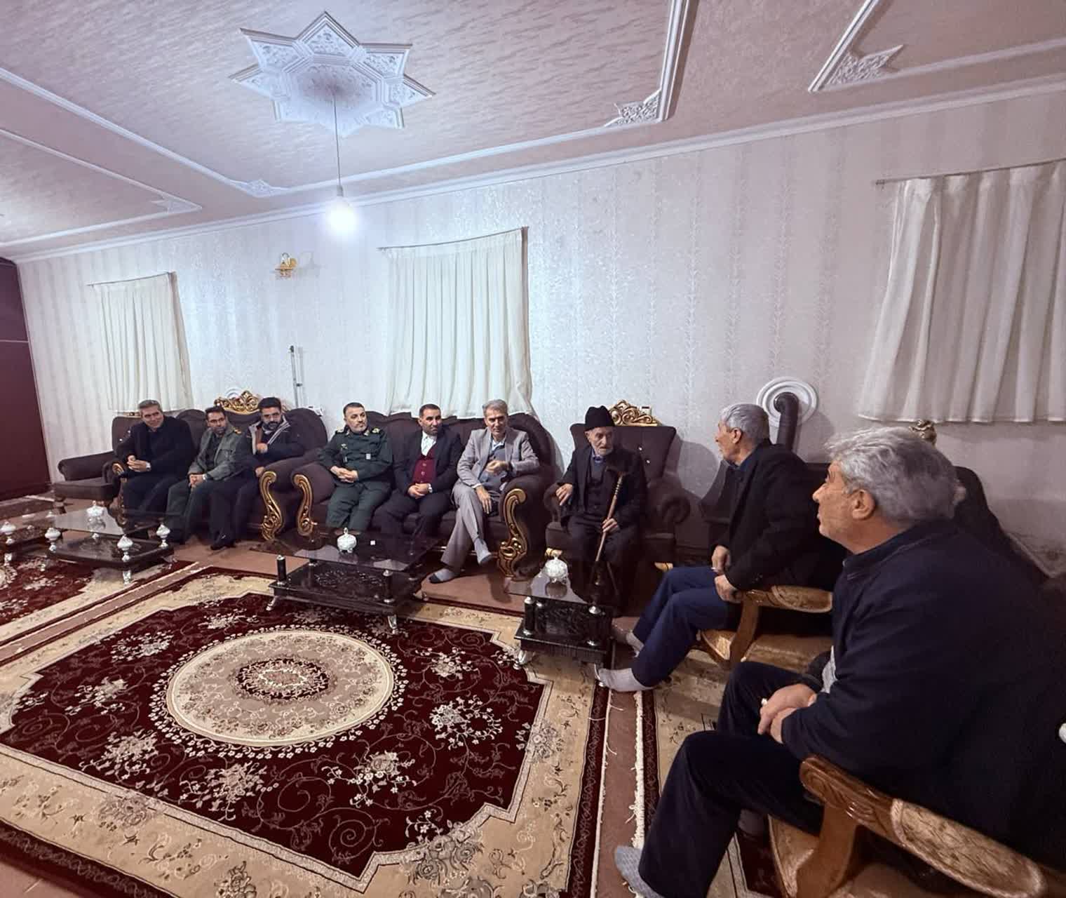 دیدار فرماندار و اعضای شورای تأمین شهرستان سلماس با جانباز سرافراز محمد کرمی قرهقشلاقی