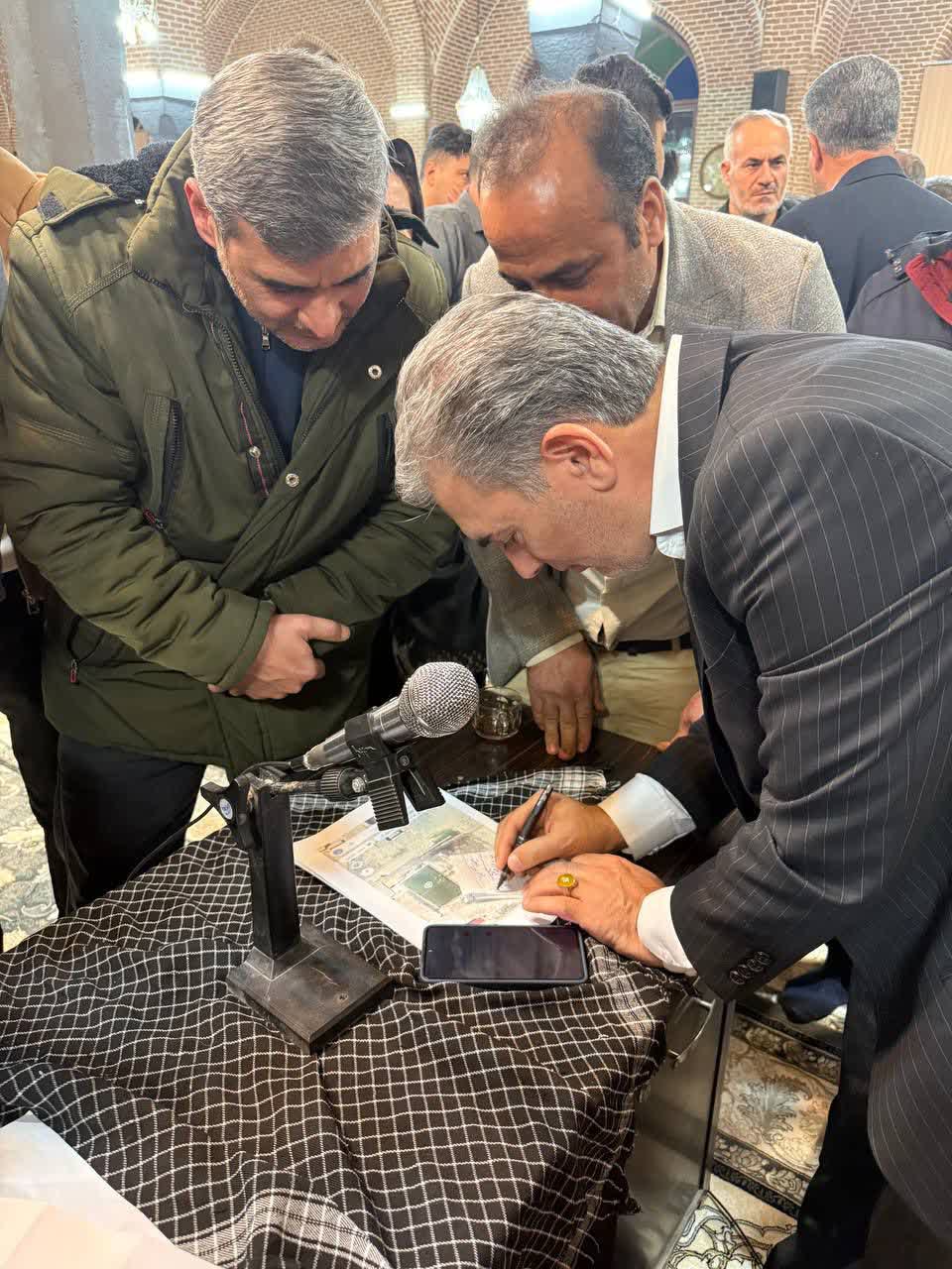 🔰 برگزاری میز خدمت جهادی در سلماس با حضور فرماندار و پاسخگویی مستقیم به مطالبات مردمی