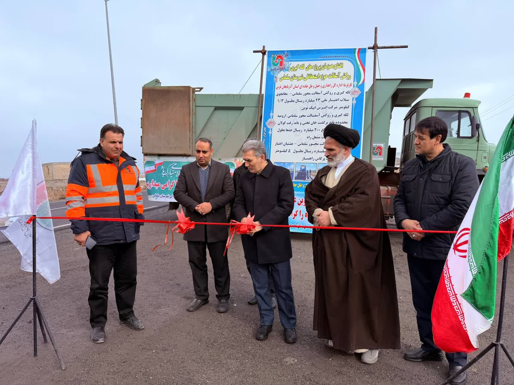 افتتاح همزمان پروژه‌های لکه‌گیری و روکش آسفالت اداره راهداری و حمل‌ونقل جاده‌ای شهرستان سلماس