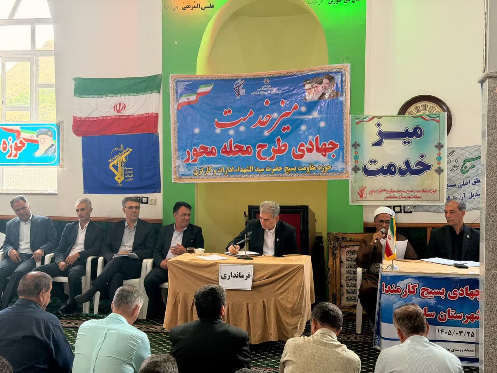 برگزاری میز خدمت جهادی محله محور در سلماس با حضور فرماندار و پاسخگویی مستقیم به مطالبات مردمی