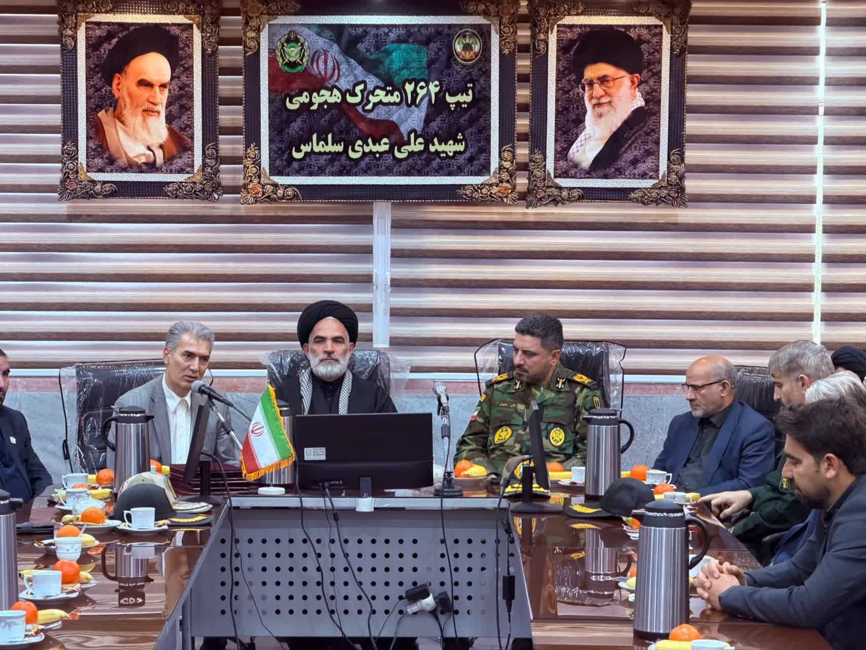 به مناسبت 29 فروردین روز ارتش جمهوری اسلامی ایران، امام جمعه، فرماندار و اعضای شورای تأمین و اداری شهرستان سلماس با فرمانده و کارکنان تیپ 264 متحرک هجومی شهید علی عبدی دیدار کرده و این روز را تبریک گف