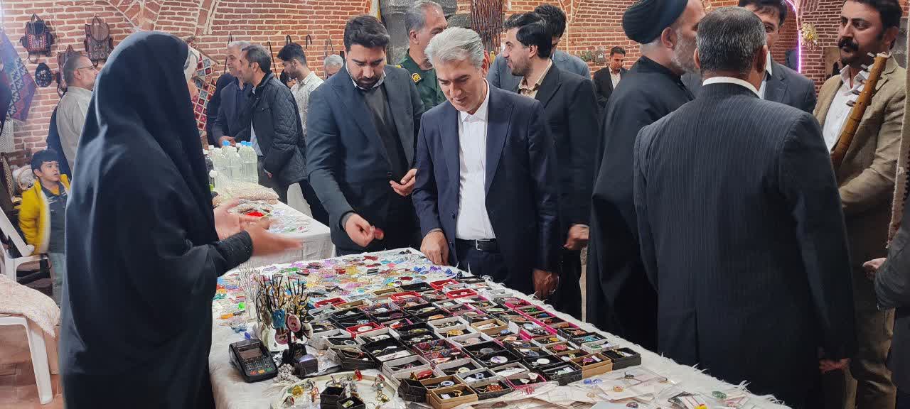 *افتتاح نمایشگاه عرضه محصولات طرحهای اشتغال کمیته امداد سلماس به مناسبت هفته بسیج*
