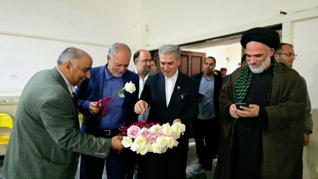 بازدید امام جمعه و مسئولان سلماس از خانه سالمندان به مناسبت هفته سالمند