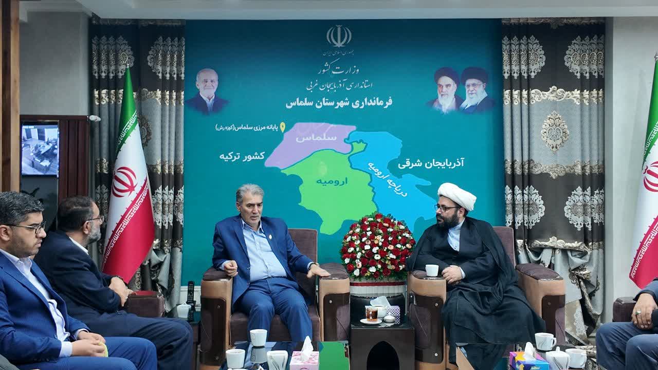 دیدار رئیس تبلیغات اسلامی و جمعی از مداحان اهل بیت با فرماندار سلماس