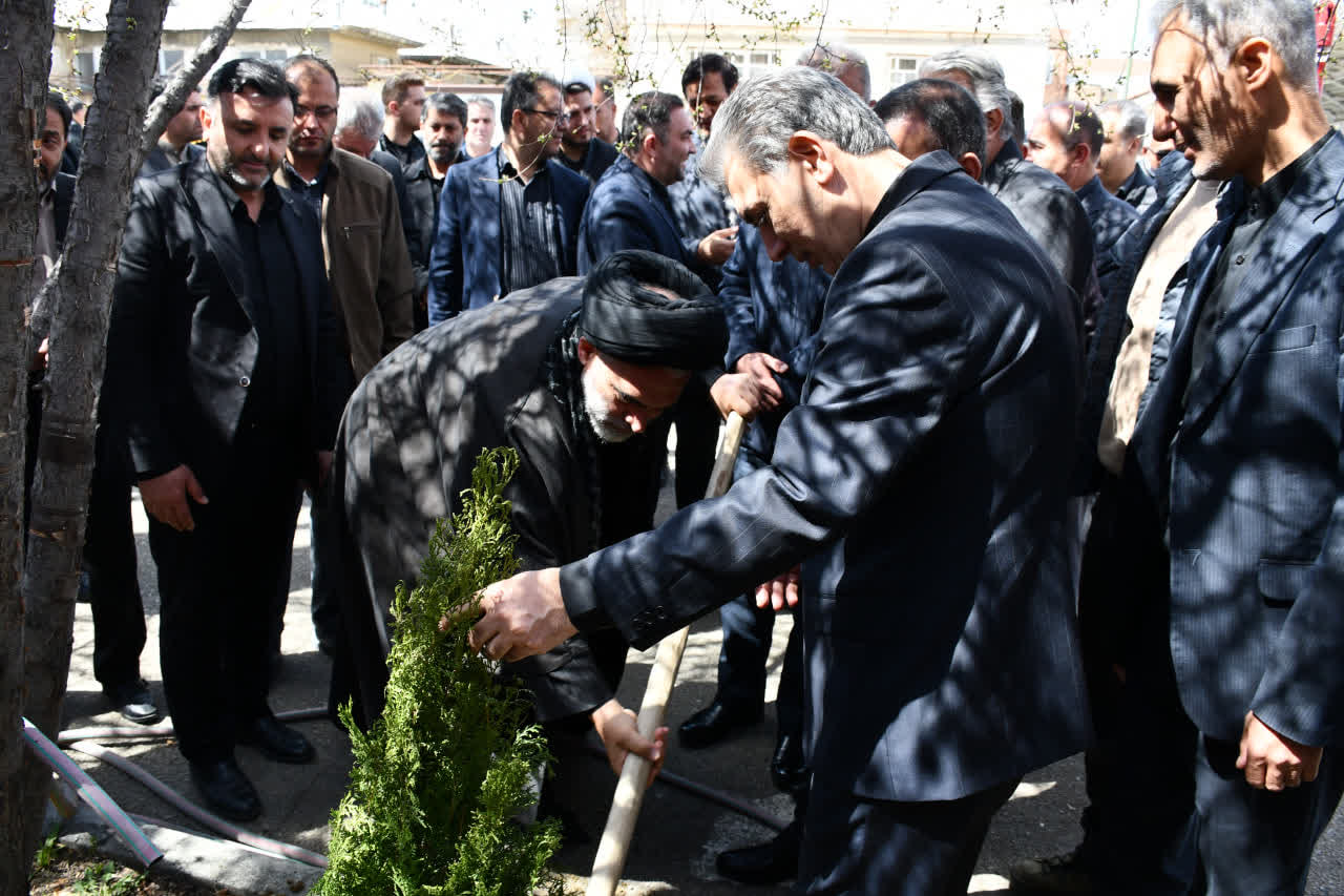 برگزاری نمایشگاه «بیتاب میناب» و کاشت نهال در حاشیه آیین گرامیداشت چهلمین روز شهادت دانش‌آموزان مدرسه میناب در دبستان شاهد 17 شهریور سلماس