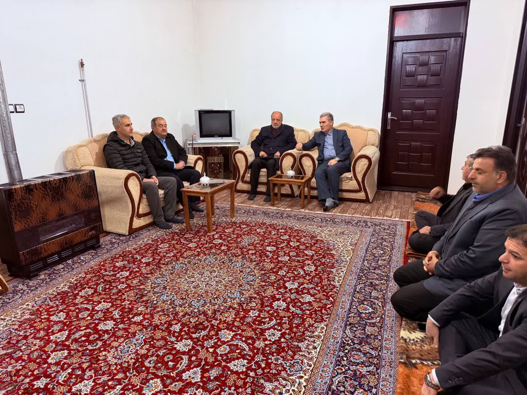 حضور فرماندار و نماینده مردم شریف سلماس در منزل روحانی مرحوم حاج میرزا مدد اسمعیل پور