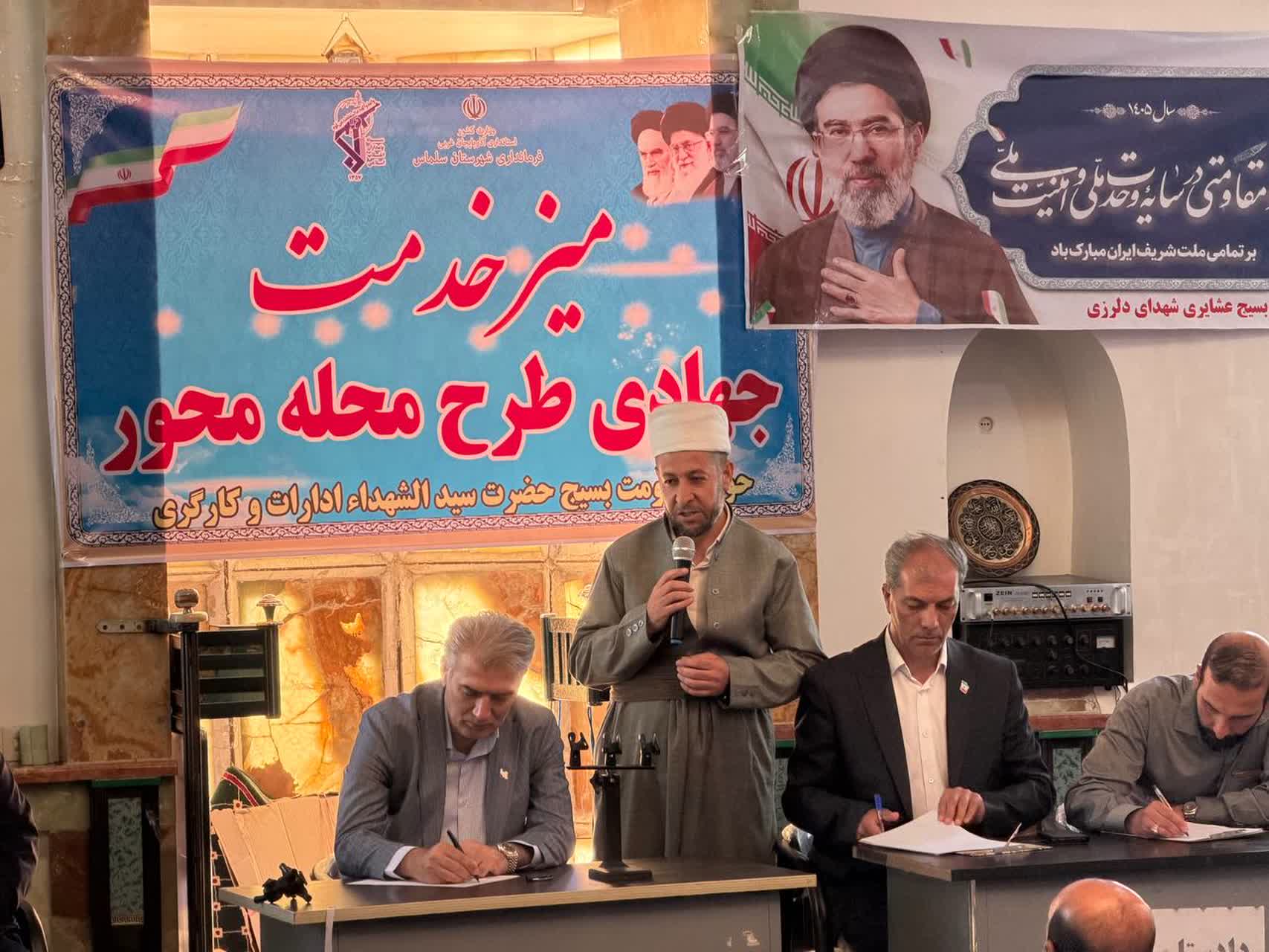 برگزاری میز خدمت جهادی محله محور در سلماس با حضور فرماندار و پاسخگویی مستقیم به مطالبات مردمی