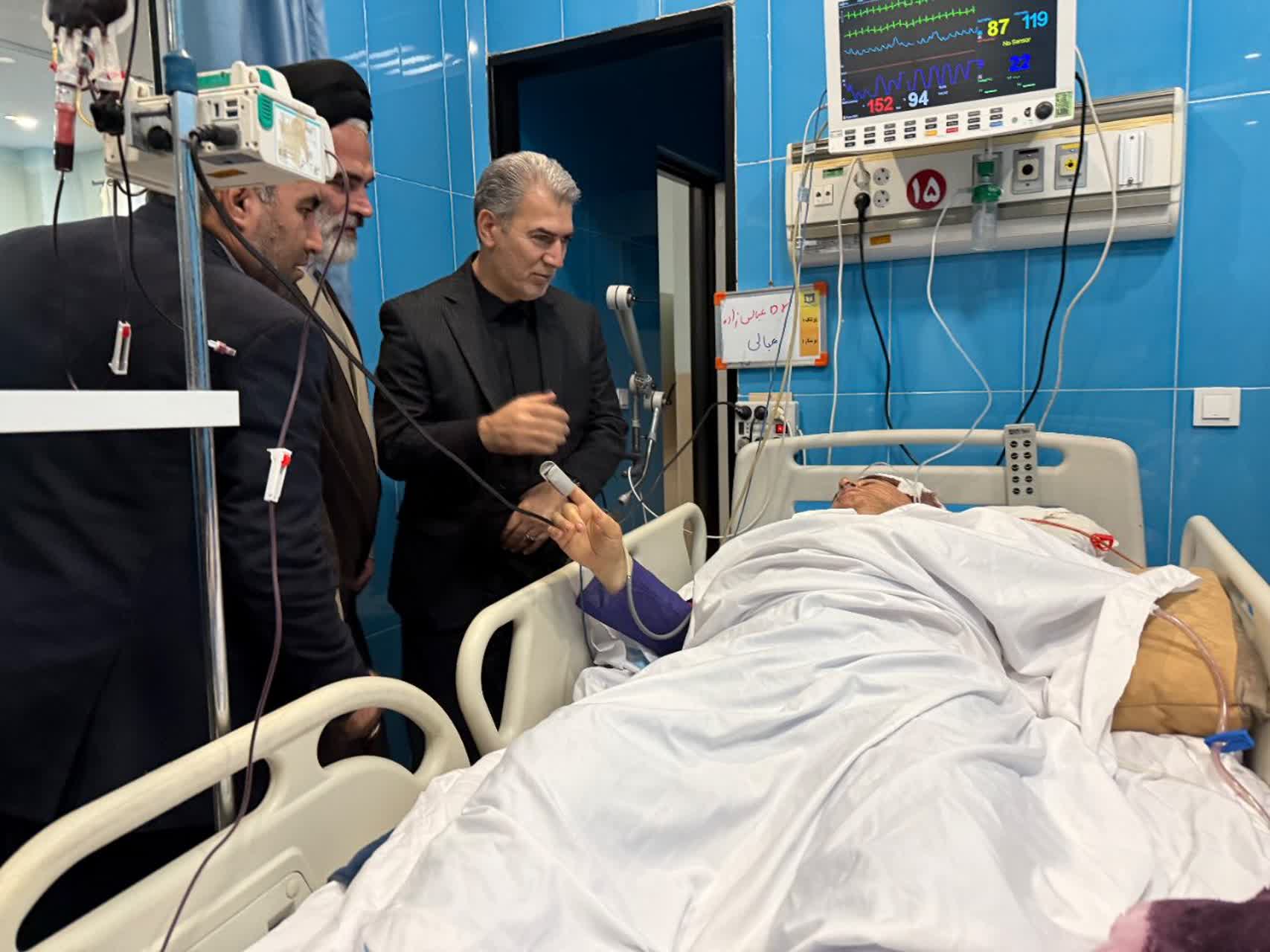 عیادت و دلجویی مسئولان ارشد شهرستان سلماس از فرماندار حادثه‌دیده چالدران در بیمارستان