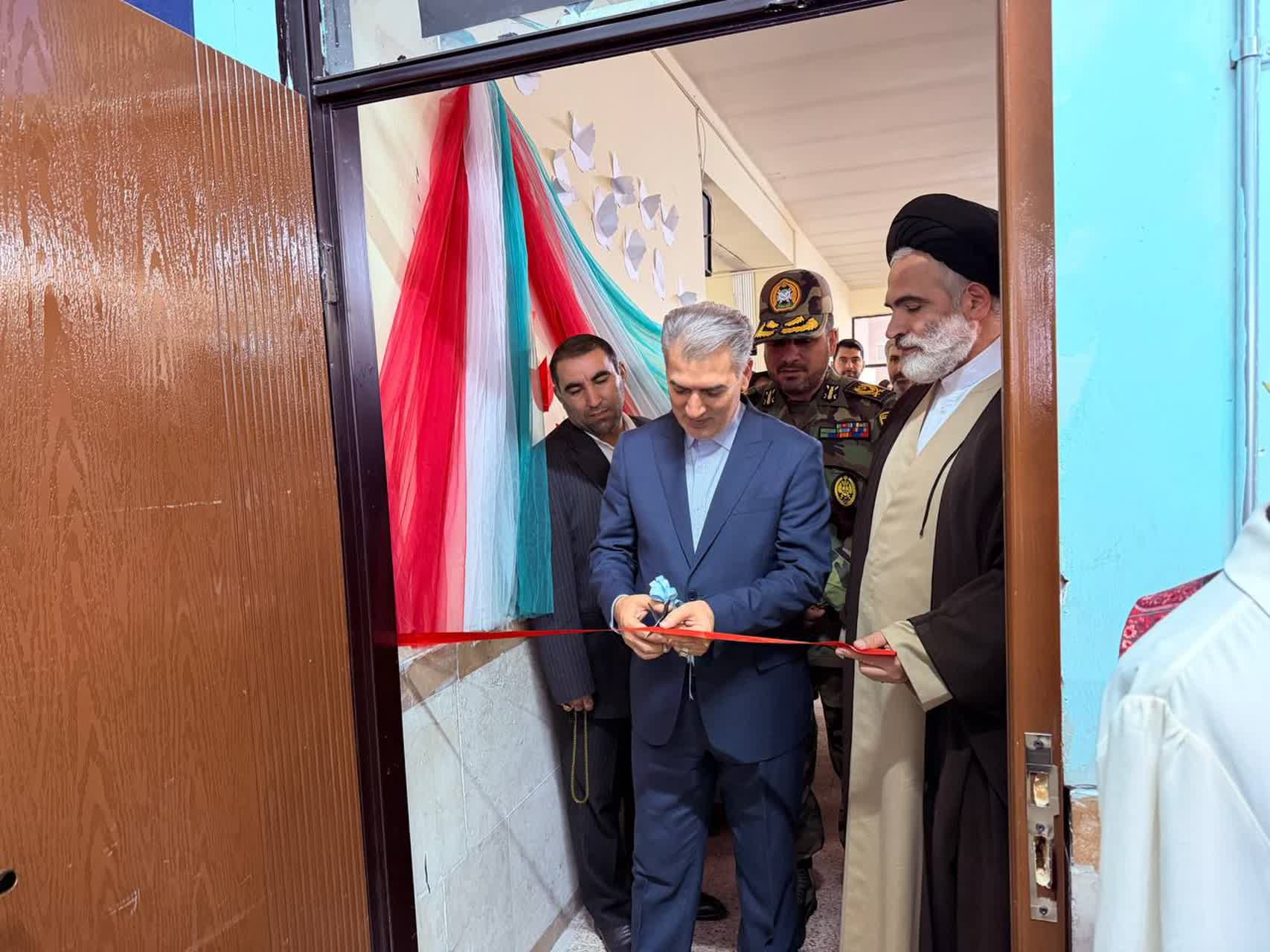 آیین افتتاح نمایشگاه تولیدات صنایع دستی دانش‌آموزان هنرستان حضرت آمنه(س) به مناسبت دهه فجر برگزار شد.