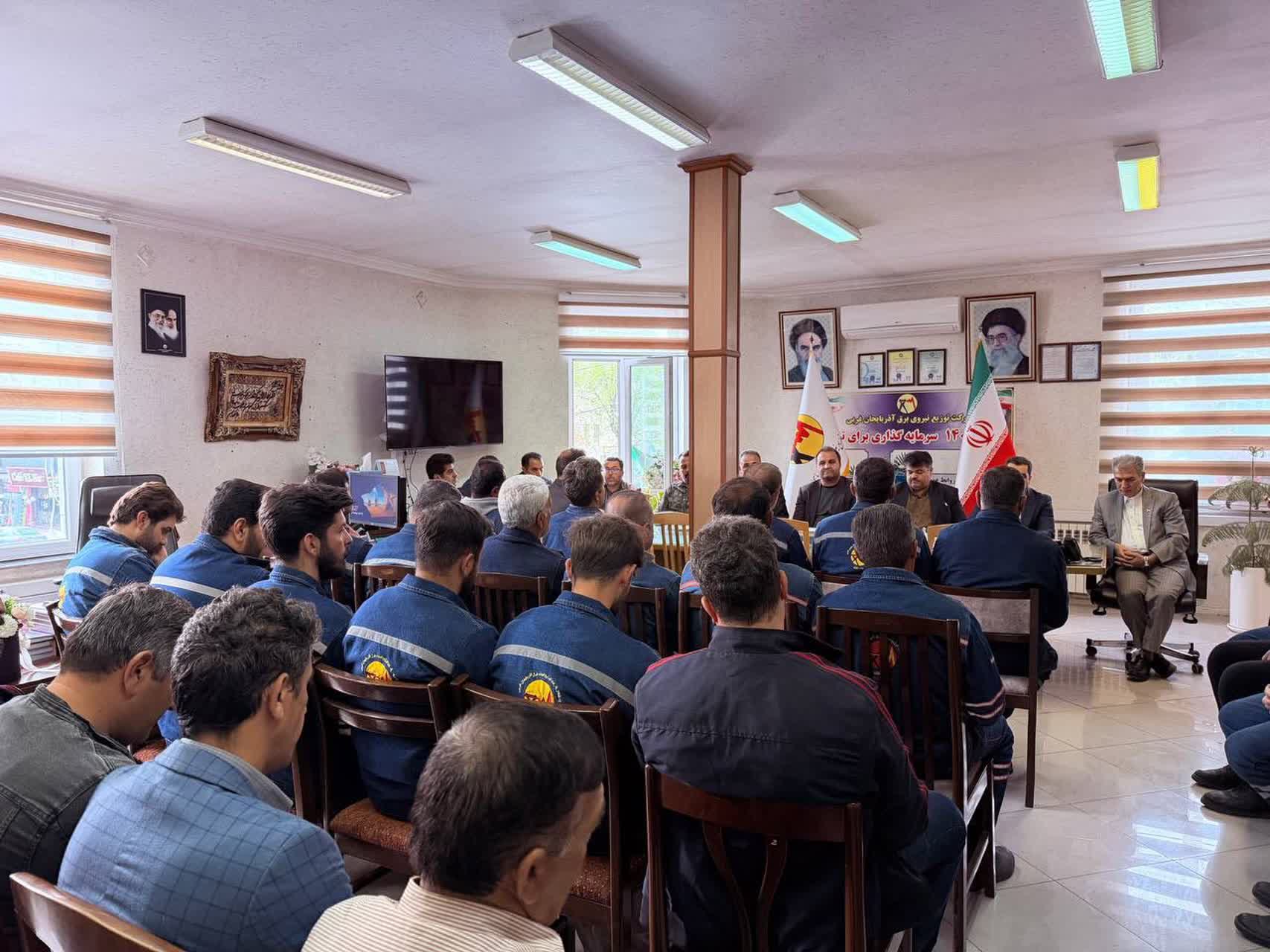 به مناسبت روز جهانی سیمبان  آیین تجلیل از سیمبانان مدیریت توزیع نیروی برق شهرستان سلماس با حضور فرماندار برگزار شد