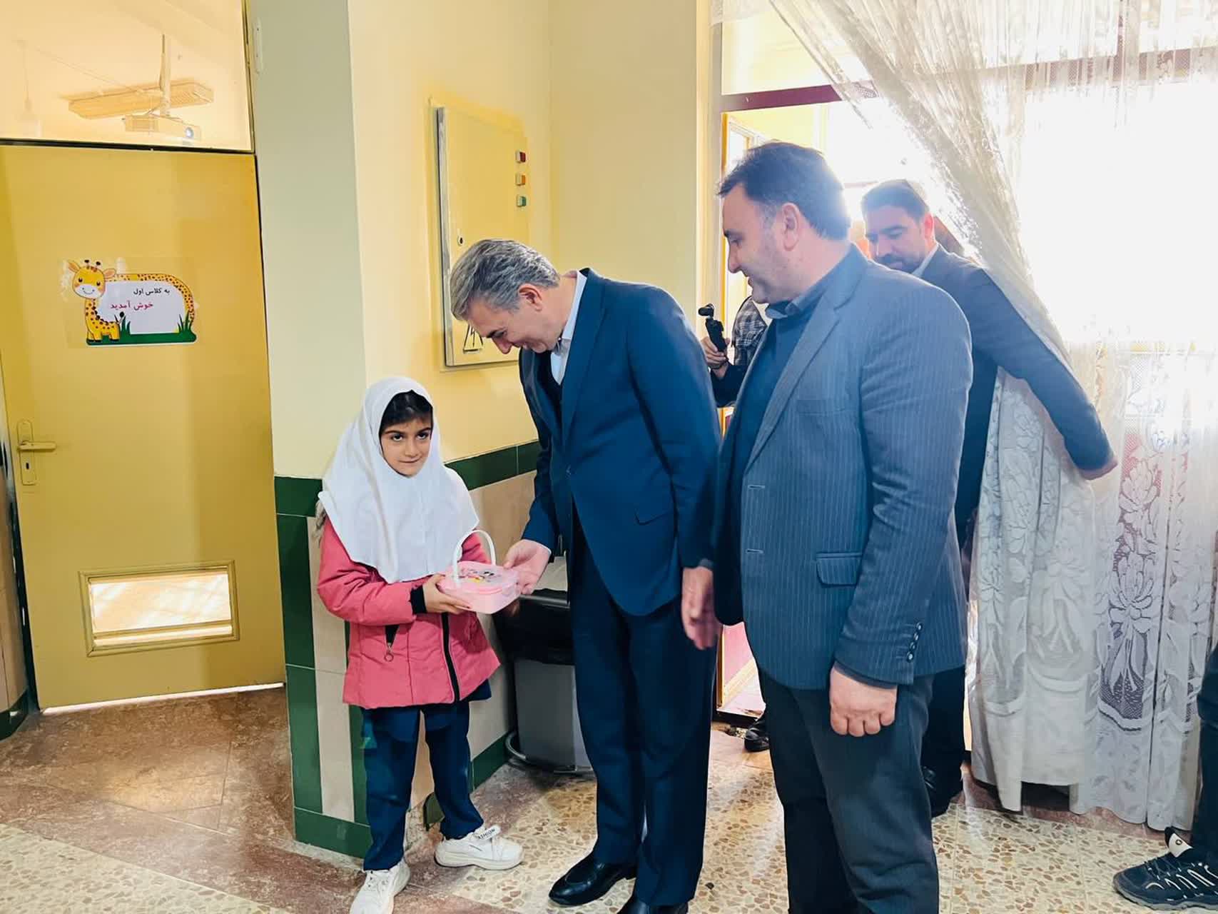 ⭕️ بازدید فرماندار سلماس از مدرسه ششکلاسه روستای حمزهکندی و دستور برای رفع مشکلات زیرساختی