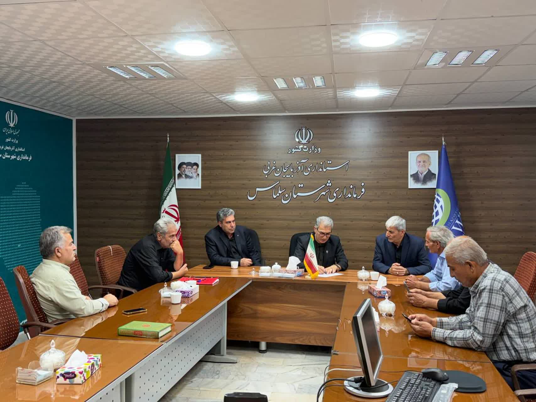 🔹جلسه بررسی و رفع موانع بازگشایی انتهای خیابان خرمشهر سلماس به پیشنهاد فرماندار شهرستان و با هدف حل مشکل ترافیکی و روانسازی تردد شهروندان برگزار شد.