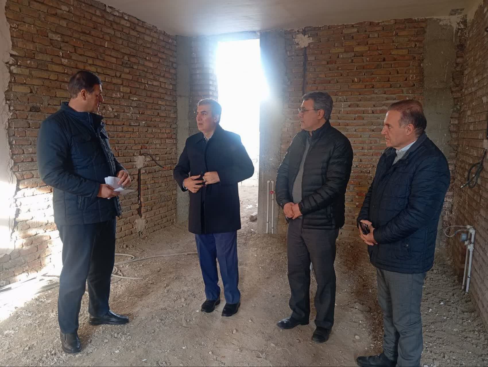 بازدید فرماندار سلماس از روند احداث و تکمیل مسکن مددجویان کمیته امداد  فرماندار شهرستان سلماس به‌همراه رئیس کمیته امداد امام خمینی(ره) و رییس بنیاد مسکن شهرستان، از روند احداث و تکمیل واحدهای مسکونی م