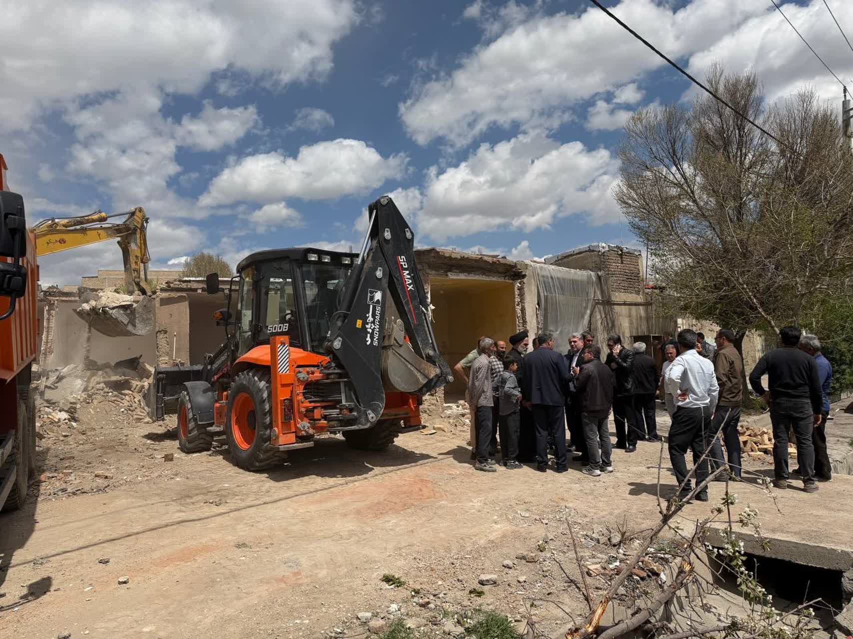 عملیات بازسازی واحدهای آسیب‌دیده از جنگ در شهرستان سلماس از امروز دوم به‌طور رسمی آغاز شد.