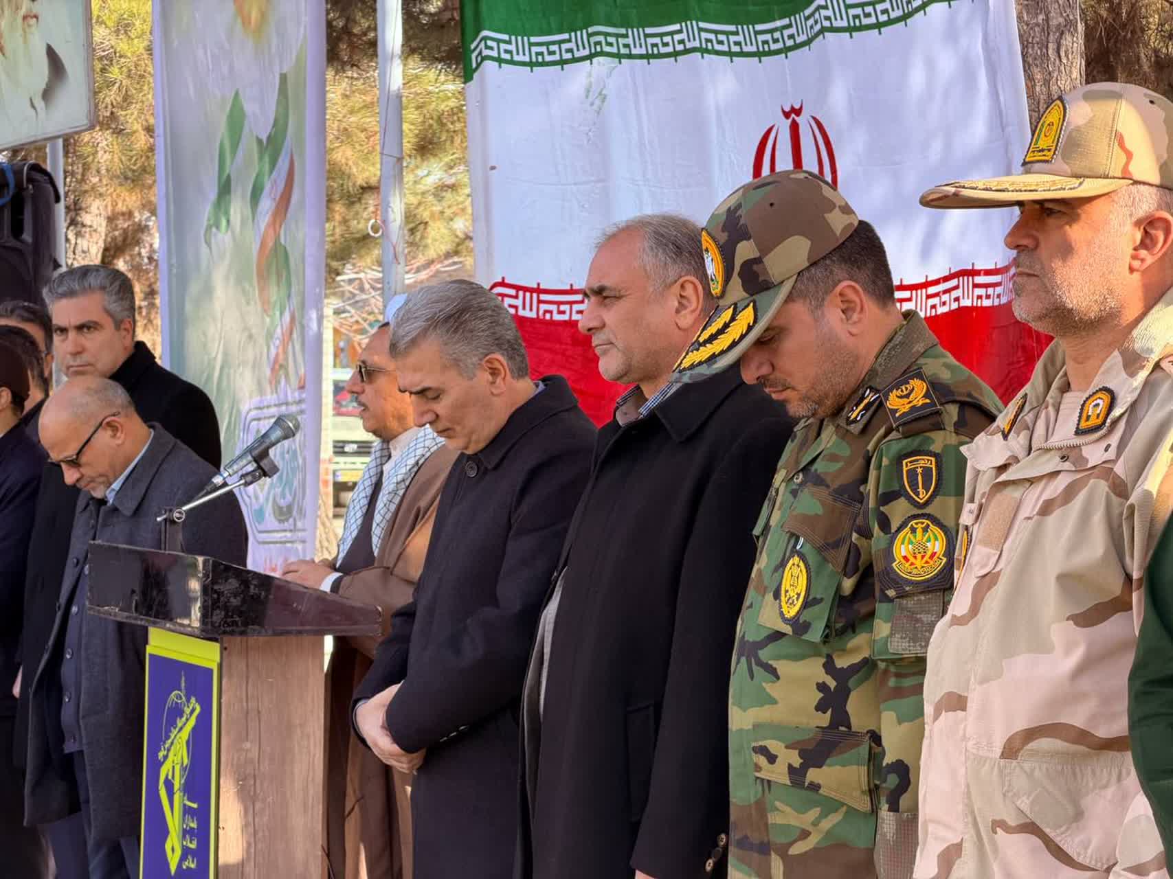 🇮🇷چهل و هفتمین فجر پیروزی🇮🇷  🔹آیین عطر‌افشانی و غبارروبی مزار مطهر شهدا به مناسبت گرامیداشت دهه مبارک فجر با حضور معاون امنیتی استاندار آذربایجان غربی،فرماندار، اعضای شورای تأمین و جمعی از مدیران