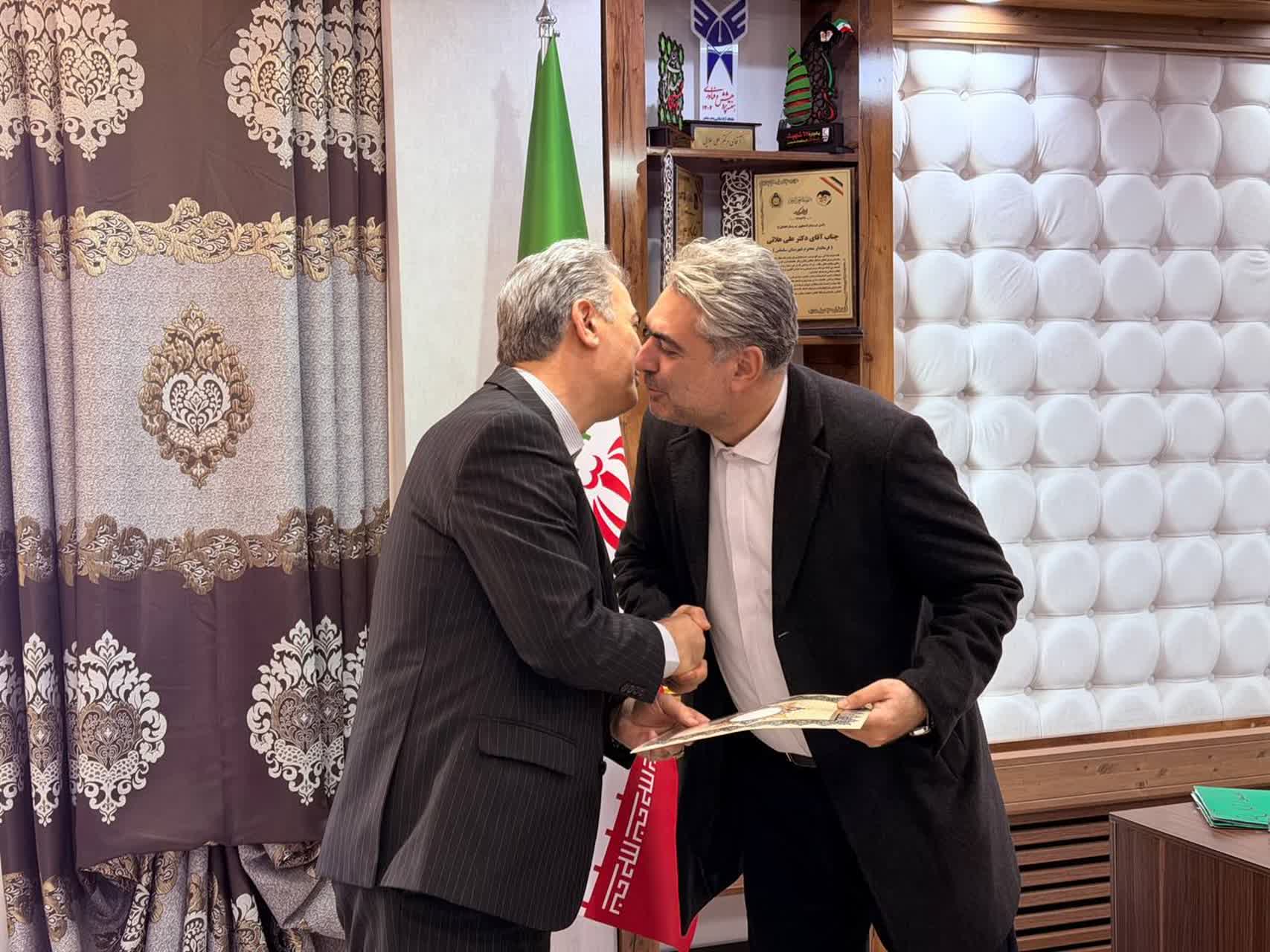 به‌پاس عملکرد شایسته در تولید، تهیه و پخش رویدادهای مختلف شهرستانی از قاب رسانه ملی و کسب رتبه برتر استانی، فرماندار شهرستان سلماس از مسئول دفتر نمایندگی صدا و سیما و خبرنگار رسانه ملی در این شهرستان