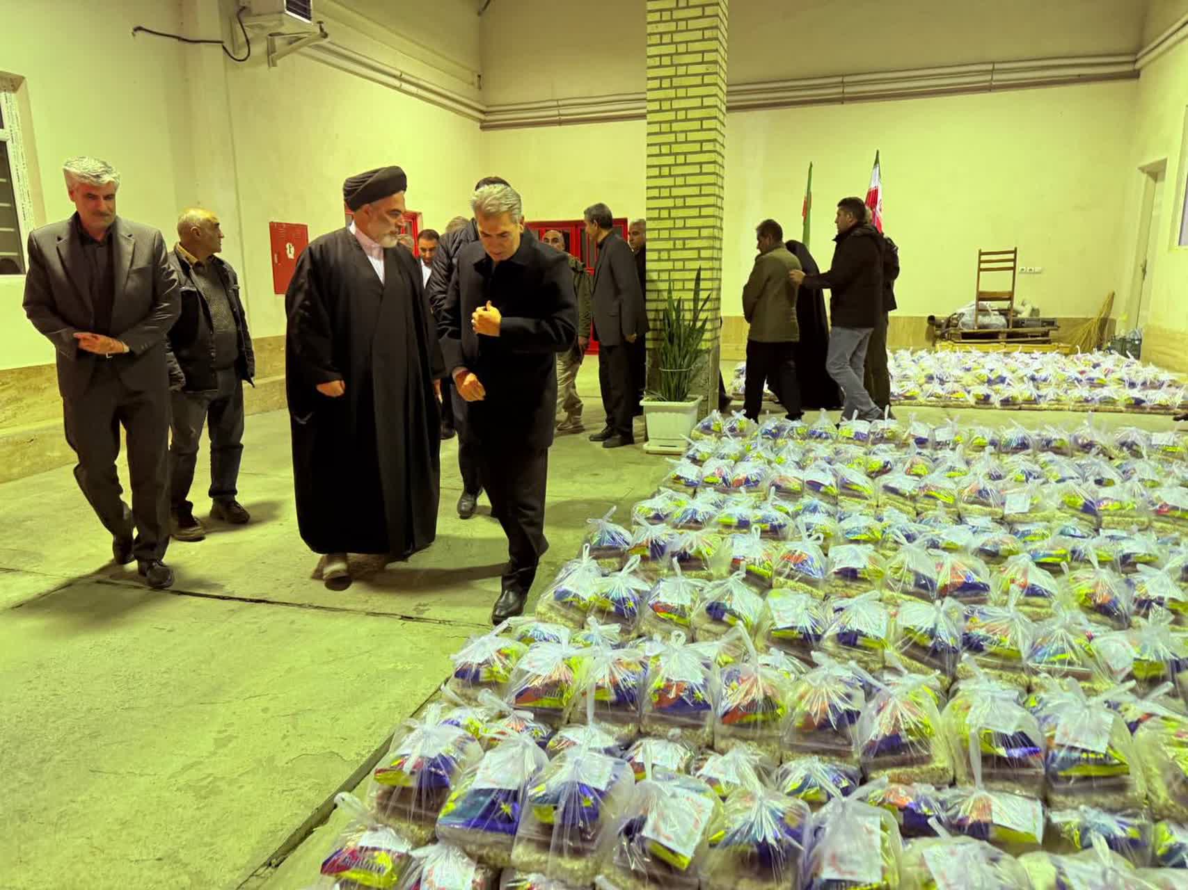 آیین توزیع اقلام شب یلدا به همت شهرک صنعتی سلماس با حضور امام جمعه، فرماندار و دادستان این شهرستان برگزار شد.