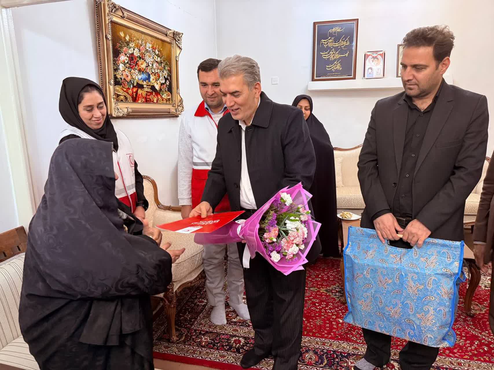 دیدار فرماندار شهرستان با همسر شهید رحمتی
