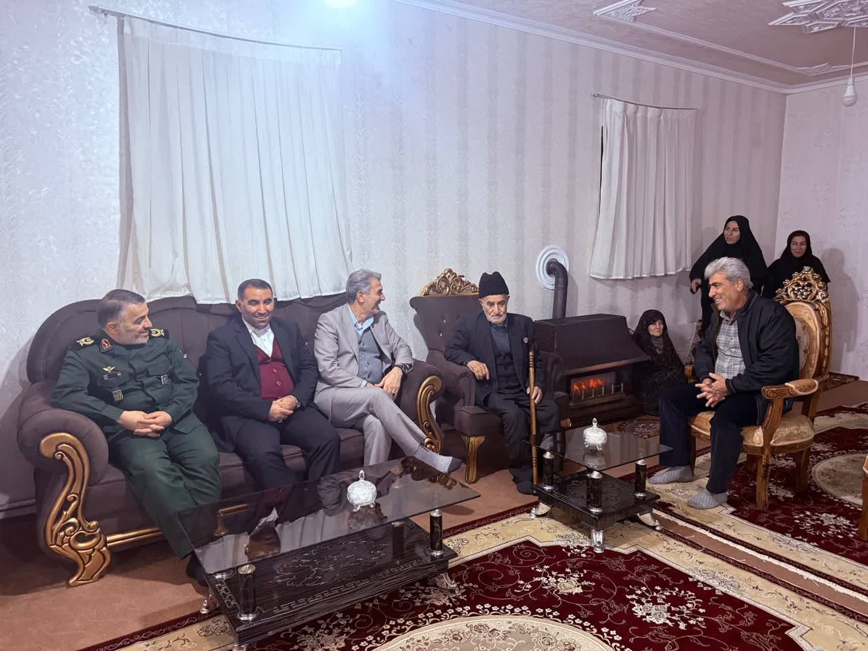دیدار فرماندار و اعضای شورای تأمین شهرستان سلماس با جانباز سرافراز محمد کرمی قرهقشلاقی
