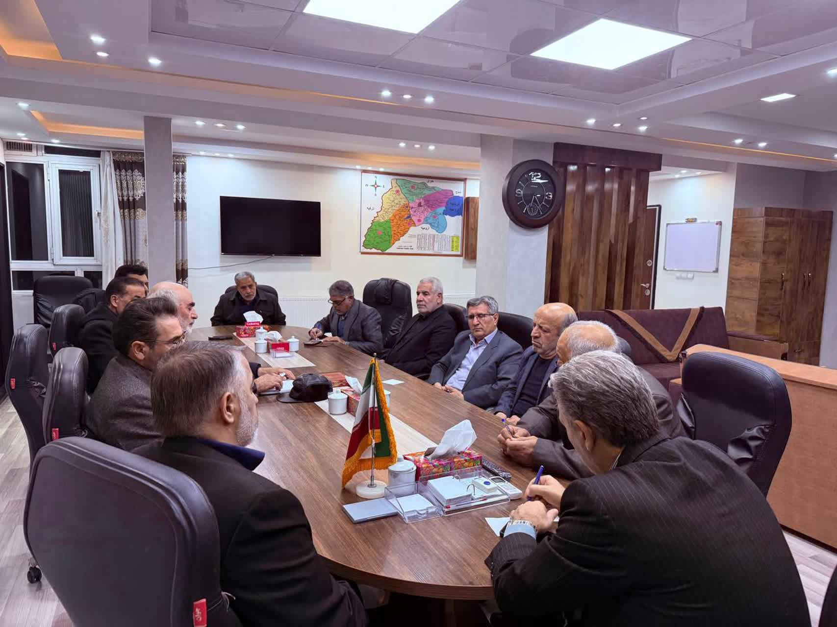 دیدار فرماندار و فرمانده سپاه پاسداران انقلاب اسلامی شهرستان سلماس با یادگاران جبهه و جنگ