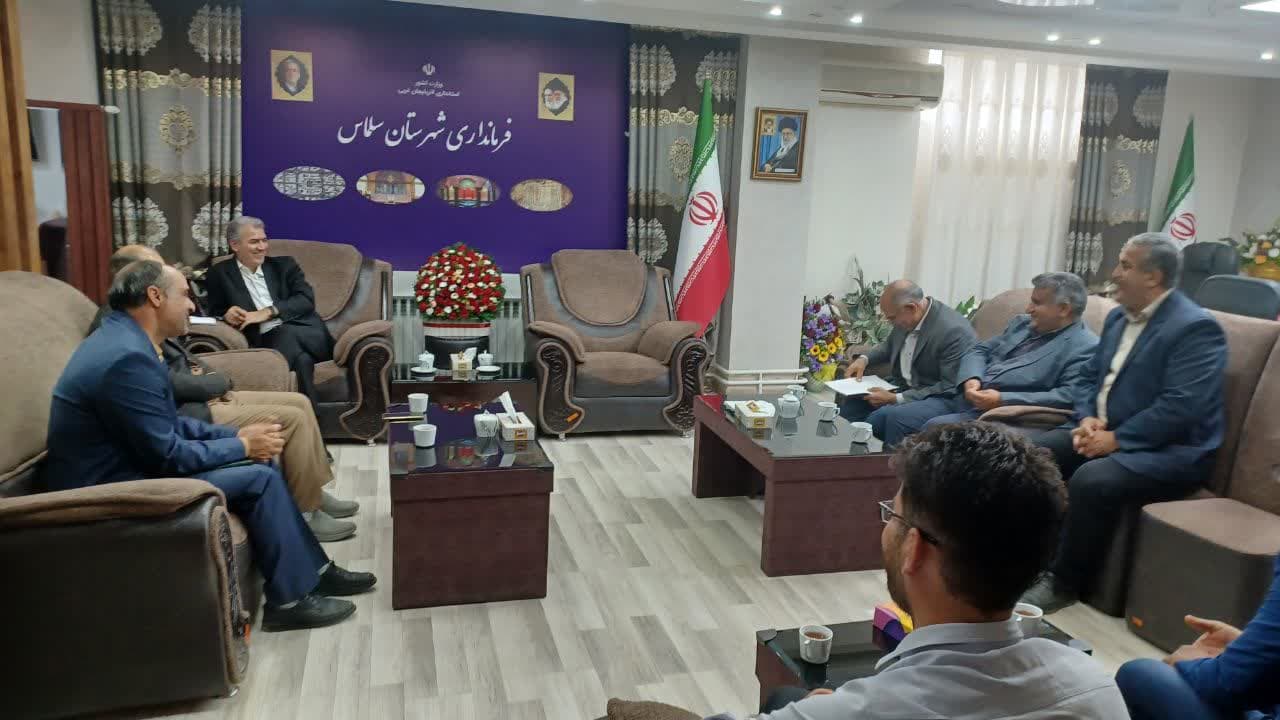 دیدار اعضای شورا و دهیاران چند روستای سلماس با فرماندار