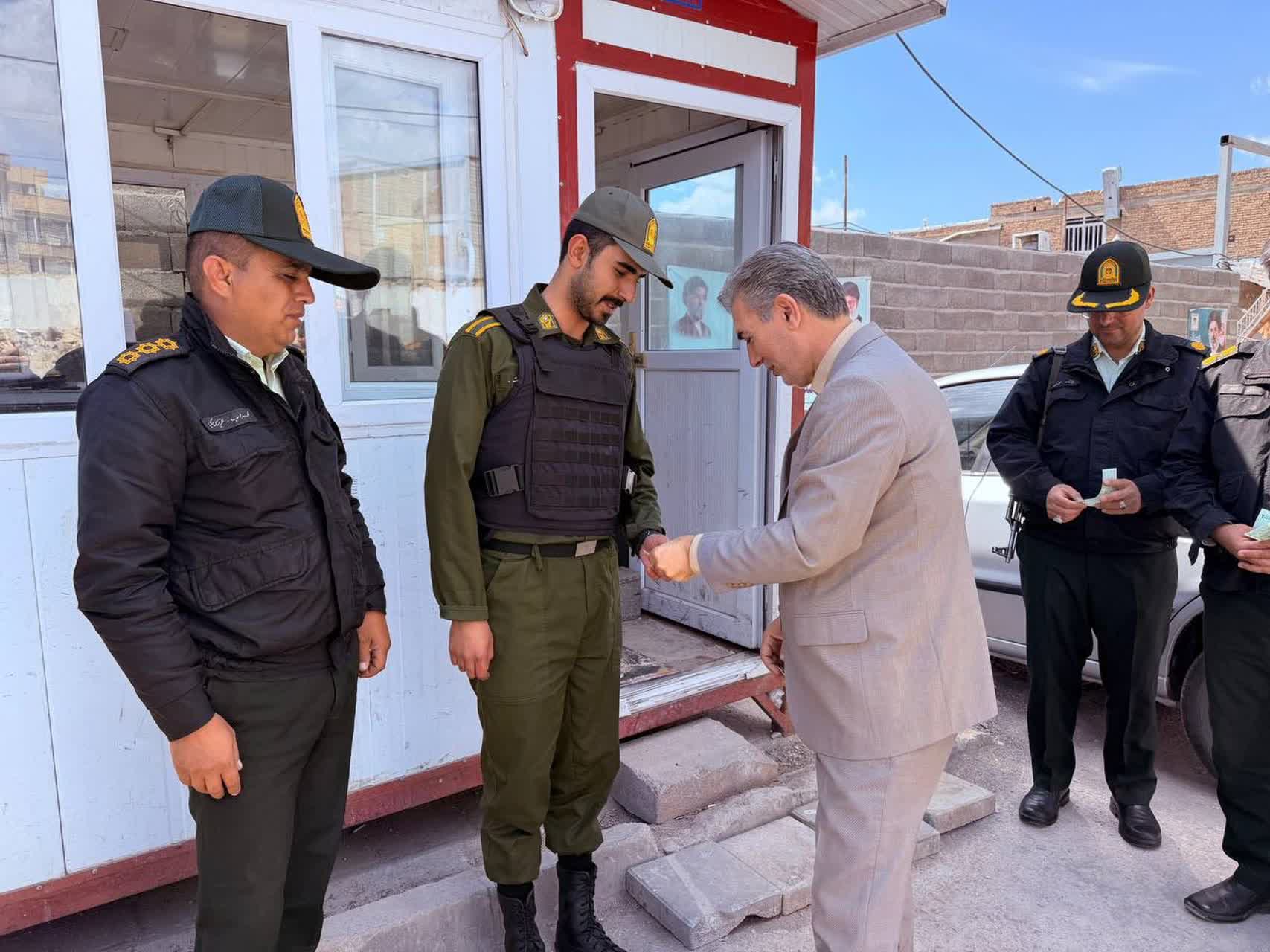 فرماندار و رئیس شورای تأمین شهرستان سلماس به همراه فرمانده انتظامی این شهرستان از مقرهای سیار انتظامی بازدید کردند.