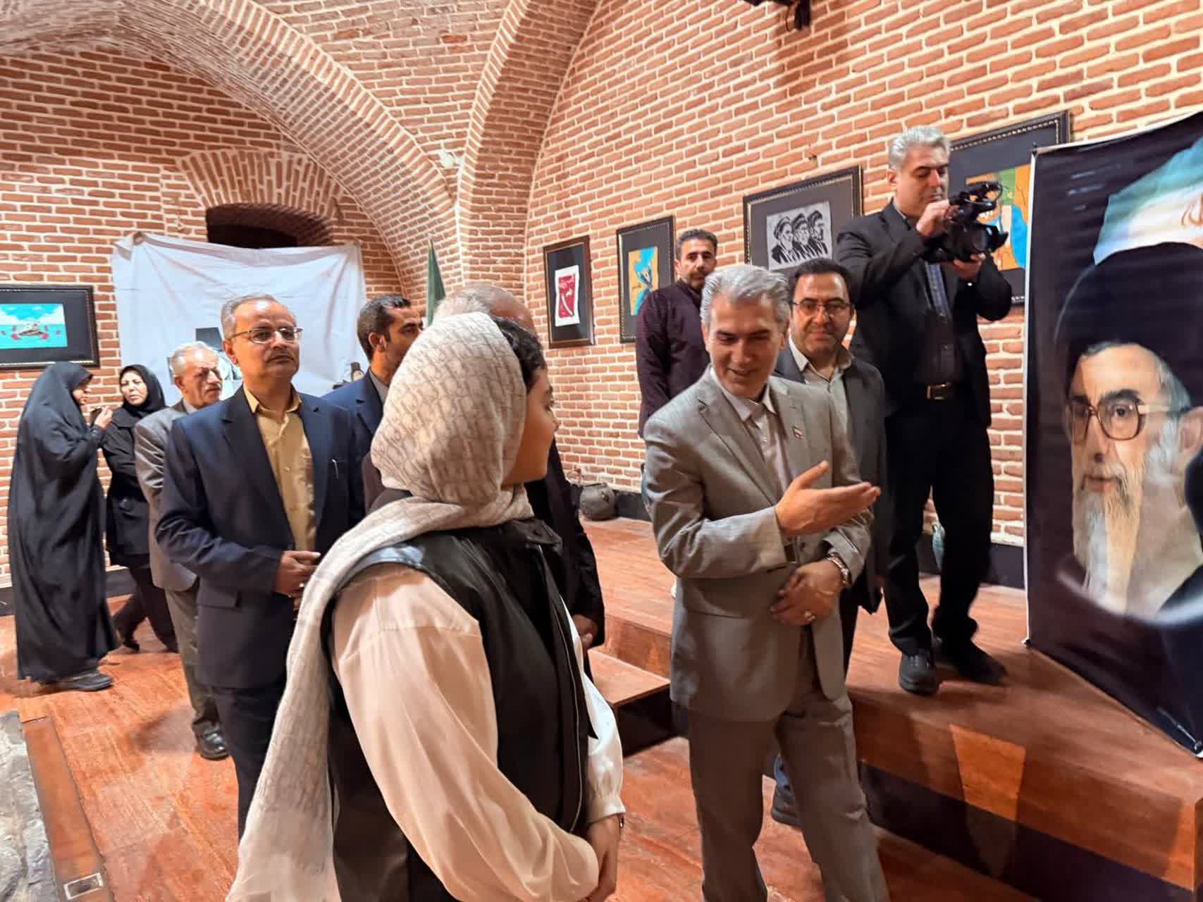 🔹نمایشگاه نقاشی با حضور فرماندار شهرستان سلماس در محل حمام تاریخی شیخ سلماس افتتاح شد.