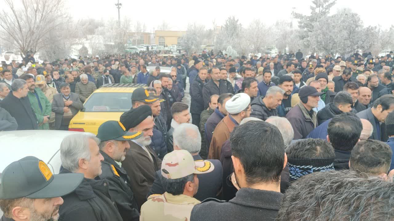 حضور فرماندار، امام جمعه و مسئولان شهرستان سلماس در مراسم خاکسپاری والده فرمانده انتظامی سلماس