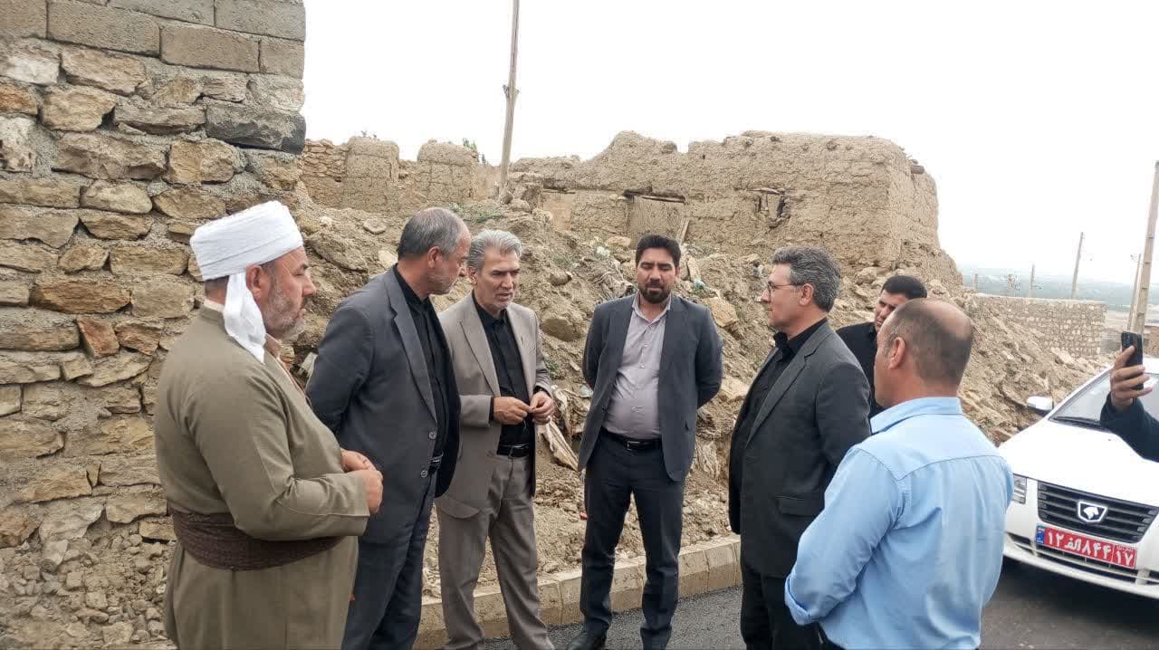 بازدید میدانی فرماندار و نماینده سلماس از طرحهای بنیاد مسکن و پروژههای آسفالت روستاهای مرکزی و کوهسار