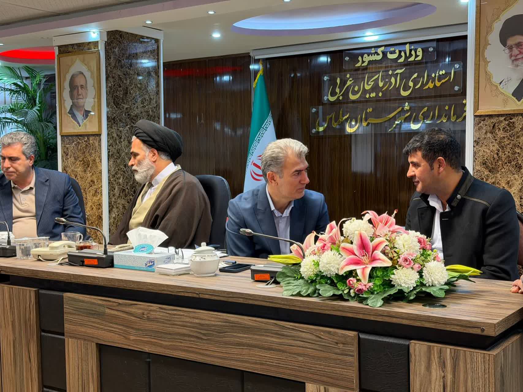 خدمت بی منت به مردم نعمت الهی برای مسئولان کشور هست.مقام معظم رهبری(مدظله العالی)