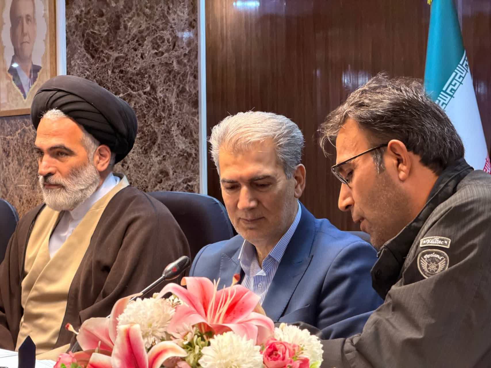 خدمت بی منت به مردم نعمت الهی برای مسئولان کشور هست.مقام معظم رهبری(مدظله العالی)