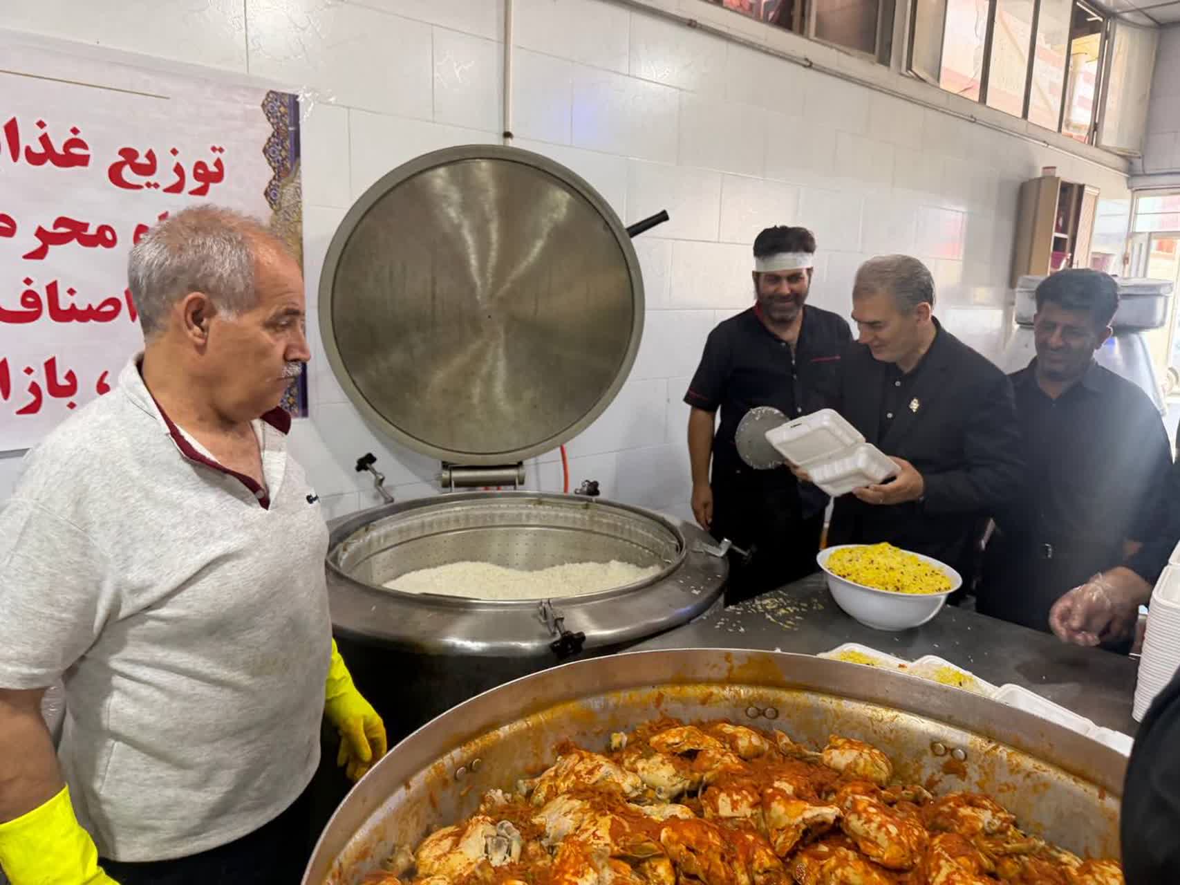 به مناسبت روز اصناف و همزمان با ایام سوگواری ماه محرم، با مشارکت بسیج اصناف، اتاق اصناف، اتحادیههای صنفی تابعه، بازاریان و کسبه شهرستان سلماس، غذای نذری بین عزاداران حسینی و خانوادههای نیازمند توزیع