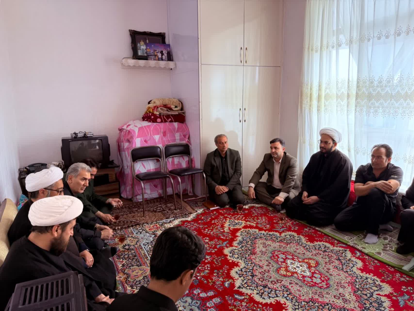 فرماندار شهرستان سلماس با حضور در منزل خانواده شهید مکرم عظیمی از آنان دلجویی کرد.