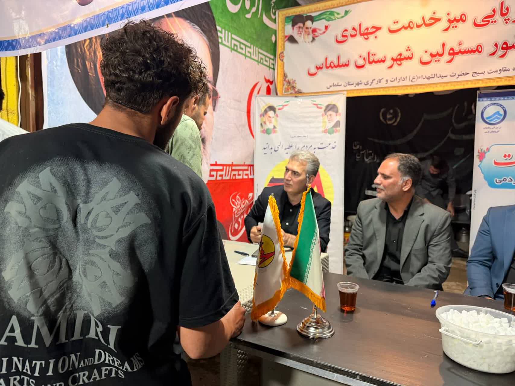 📸گزارش تصویری 💢 یکصدو بیست و نهمین شب مقاومت و ایستادگی مردم ایران 🔹برپایی هفتاد و چهارمین روز میز ارتباطات مردمی فرمانداری شهرستان سلماس (برای اولین بار در کشور) 🔸با حضور فرماندار شهرستان س