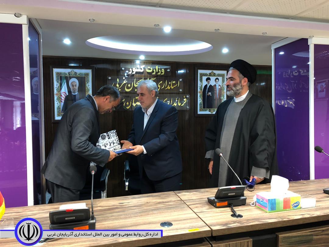 اعطای اعتبارنامه به منتخب مردم سلماس در یازدهمین دوره مجلس شورای اسلامی