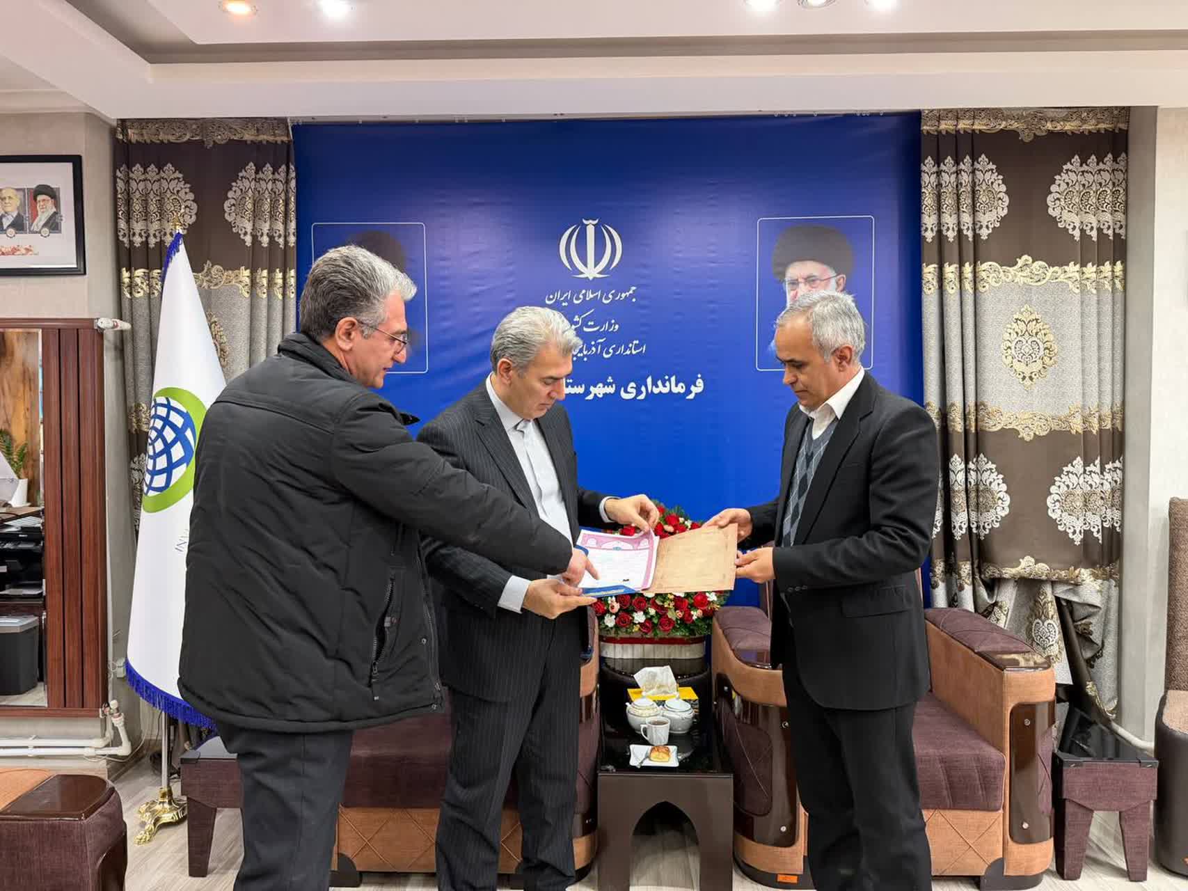 آیین تحویل اسناد رسمی ساختمان دانشگاه پیام نور شهرستان سلماس با حضور فرماندار، رئیس اداره ثبت اسناد و املاک و رییس دانشگاه پیام نور شهرستان برگزار شد و به این ترتیب یکی از مهم‌ترین موانع حقوقی این پرو