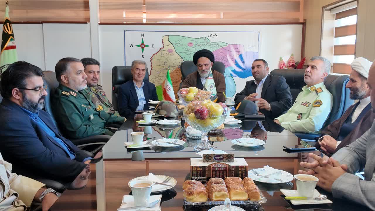 دیدار و تجلیل مسئولان از فرماندهان نیروی انتظامی و هنگ مرزی به مناسبت هفته نیروی انتظامی
