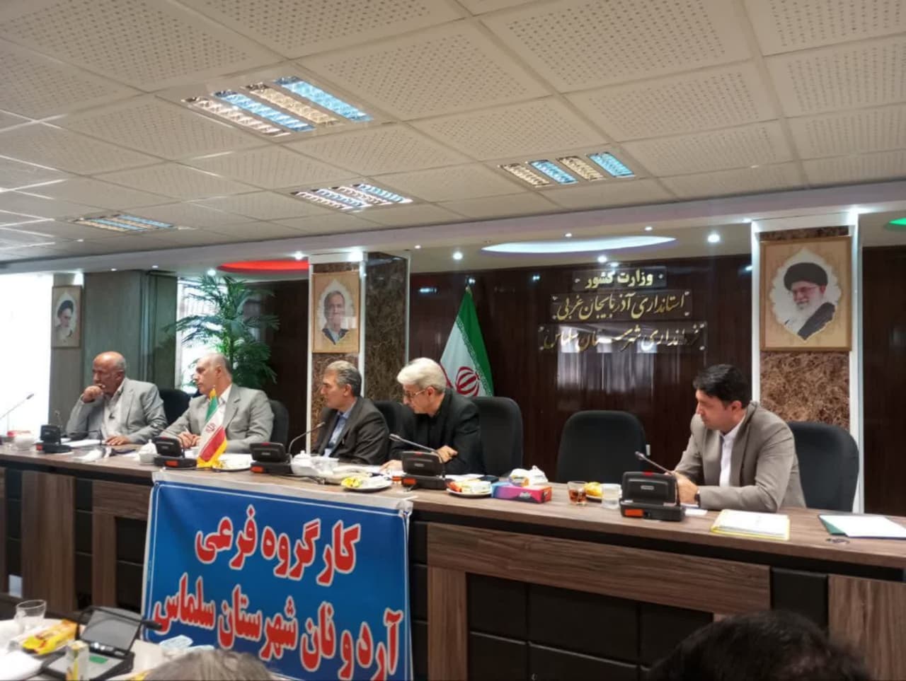 بررسی وضعیت آرد و نان در سلماس با حضور فرماندار و مسئولان استانی