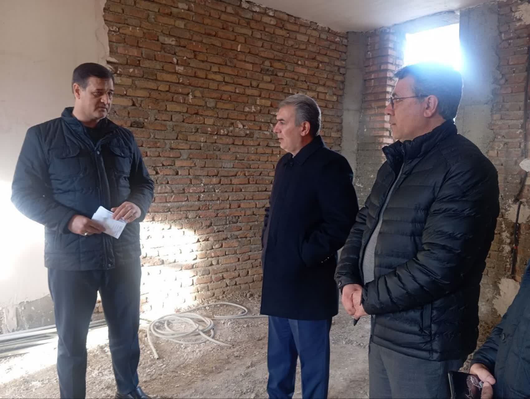 بازدید فرماندار سلماس از روند احداث و تکمیل مسکن مددجویان کمیته امداد  فرماندار شهرستان سلماس به‌همراه رئیس کمیته امداد امام خمینی(ره) و رییس بنیاد مسکن شهرستان، از روند احداث و تکمیل واحدهای مسکونی م