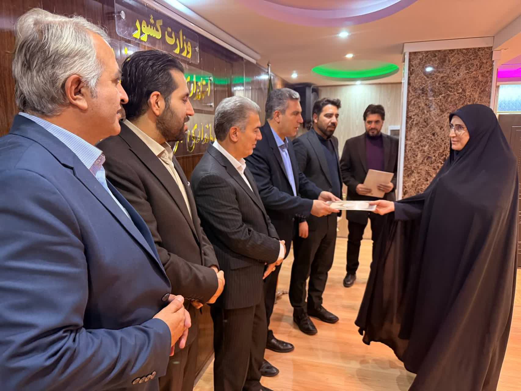 آیین تجلیل از بانوان شاغل در مجموعه وزارت کشور در شهرستان سلماس